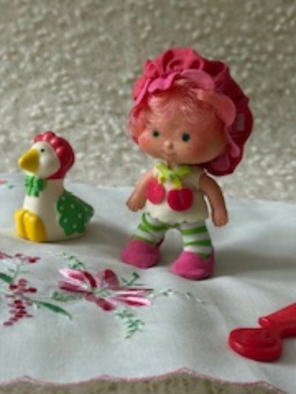 CHERRY CUDDLER with Gooseberry Pet / Strawberry Shortcake's Friend